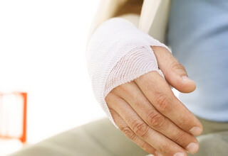 Перелом кисти руки: симптомы и лечение