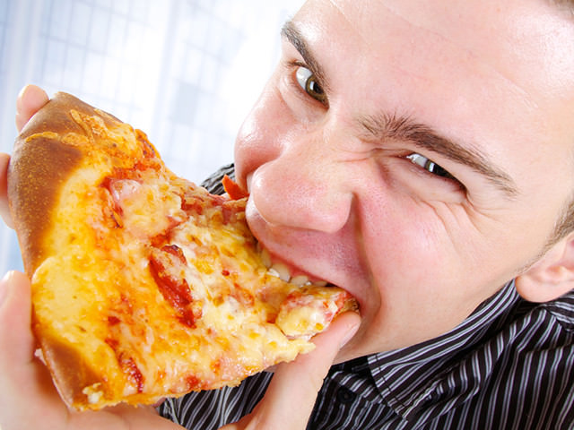Человек ест пиццу 